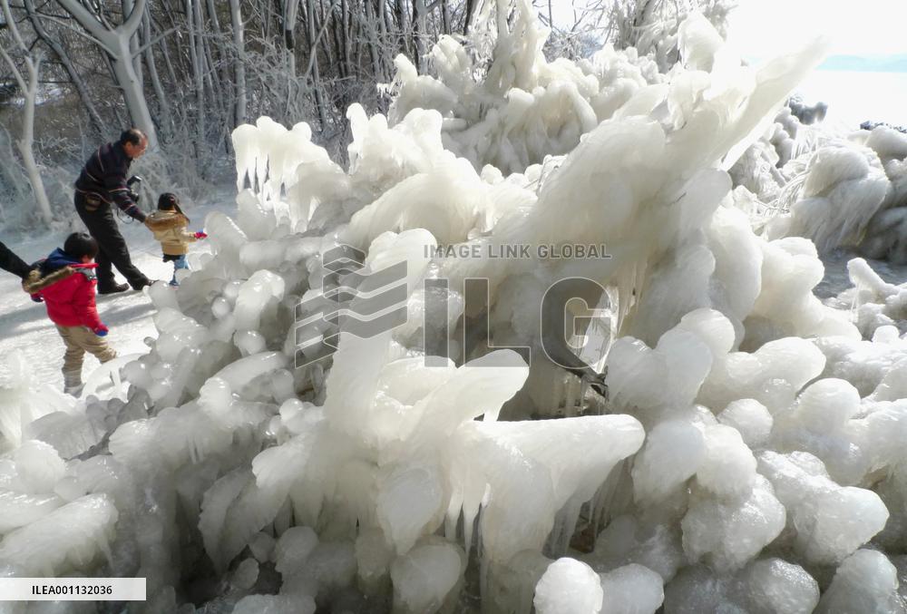 Lakeside ice pillars draw photographers, tourists