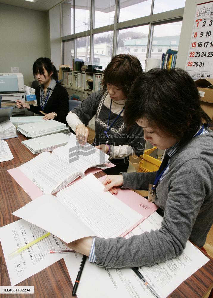 Cash handout begins in Aomori and Hokkaido villages