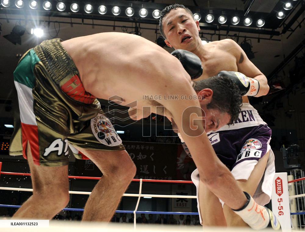 Aoh defeats WBC featherweight champion Larios