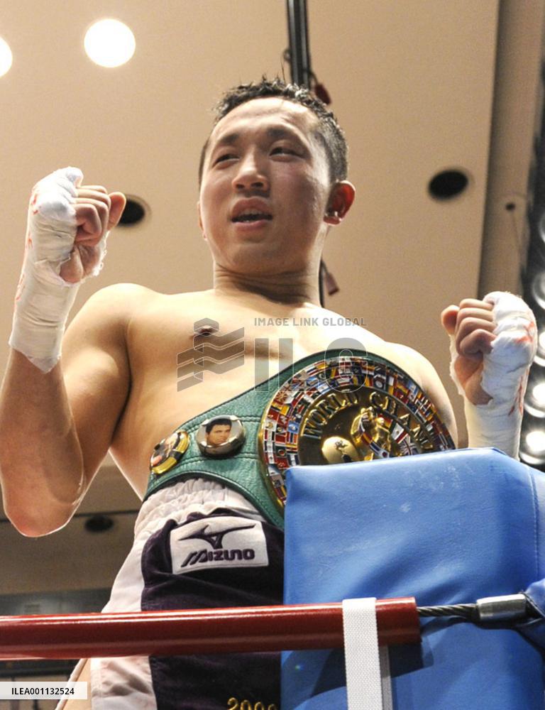 Aoh defeats WBC featherweight champion Larios