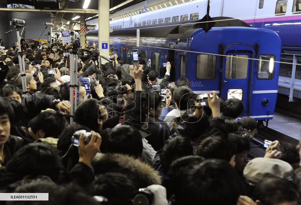Thousands cheer as 'blue trains' start last runs at JR stations
