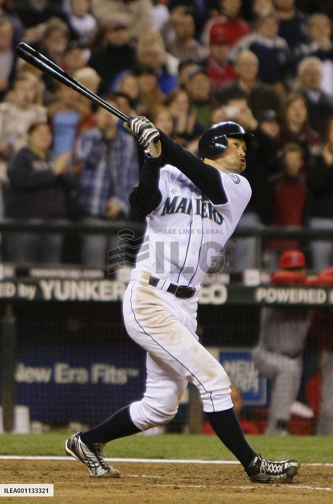 Ichiro ties Harimoto's record for most career hits