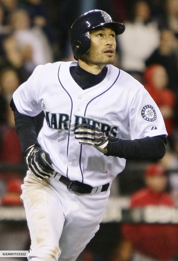 Ichiro ties Harimoto's record for most career hits