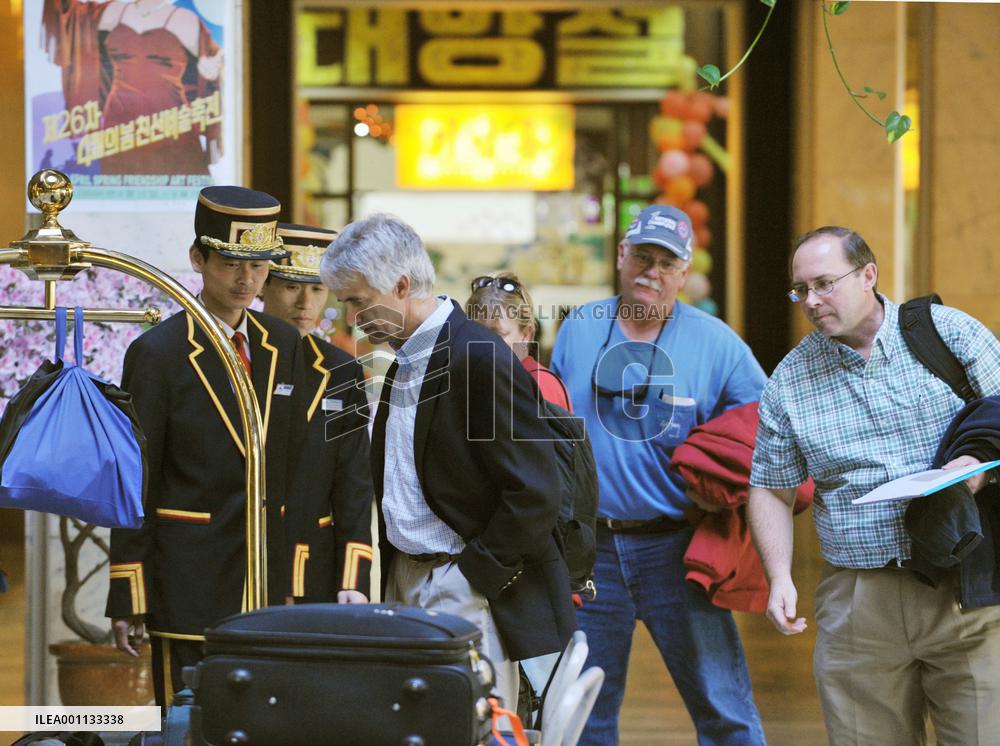 U.S. nuclear experts leave N. Korea nuclear site