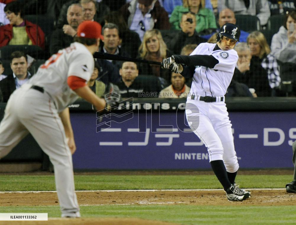 Mariners' Ichiro breaks Harimoto's career-hits record