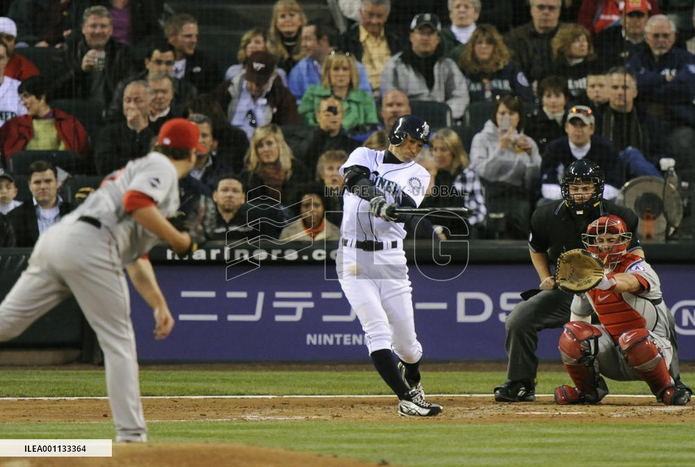 Mariners' Ichiro breaks Harimoto's career-hits record