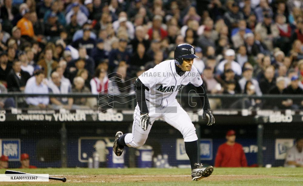 Mariners' Ichiro breaks Harimoto's career-hits record