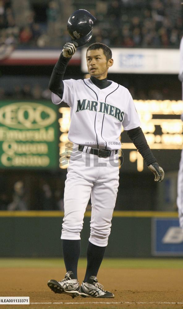Mariners' Ichiro breaks Harimoto's career-hits record
