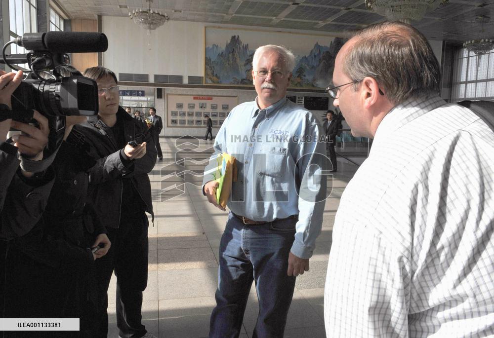 U.S. nuclear experts expelled from N. Korea arrive in Beijing