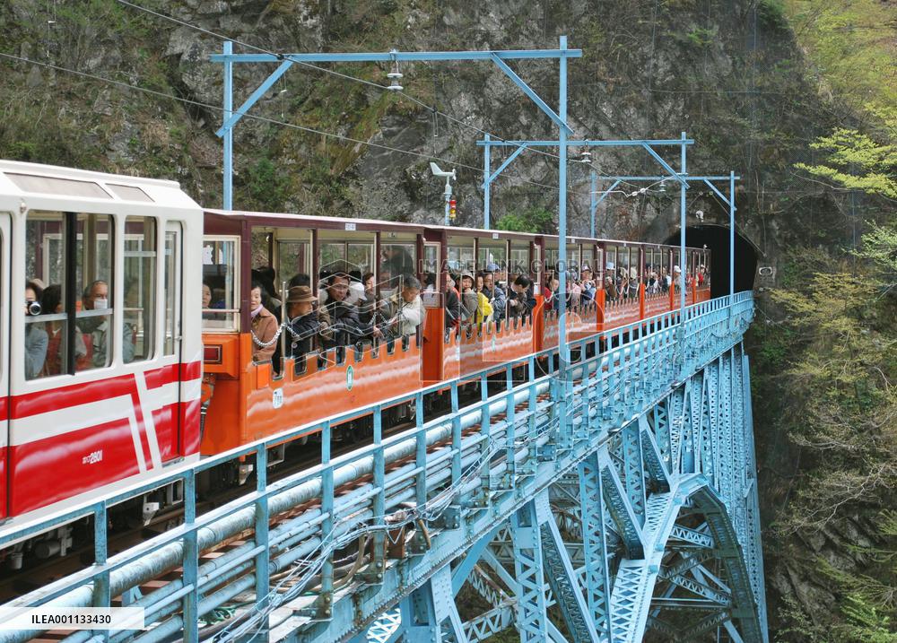 Kurobe gorge trolley train runs open partially