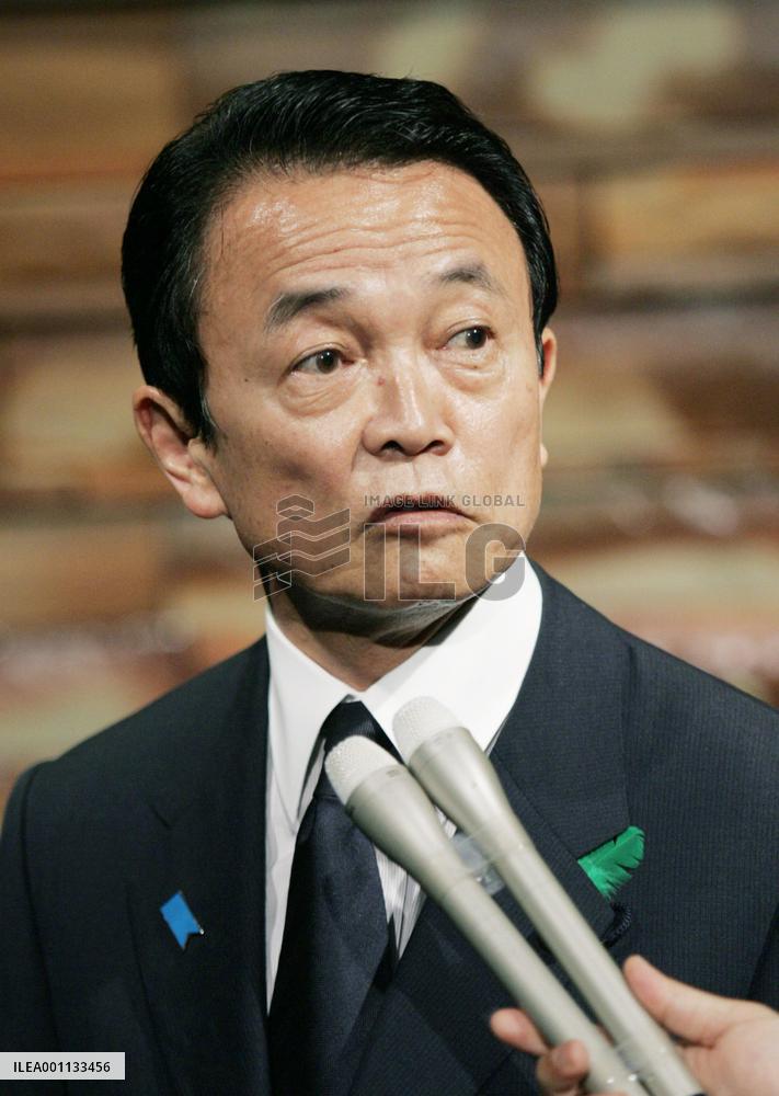 Aso makes offerings to Yasukuni Shrine ahead of visit to China