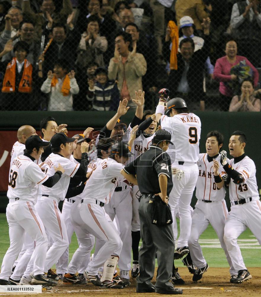 Kamei's walk-off homer lifts Yomiuri over Chunichi