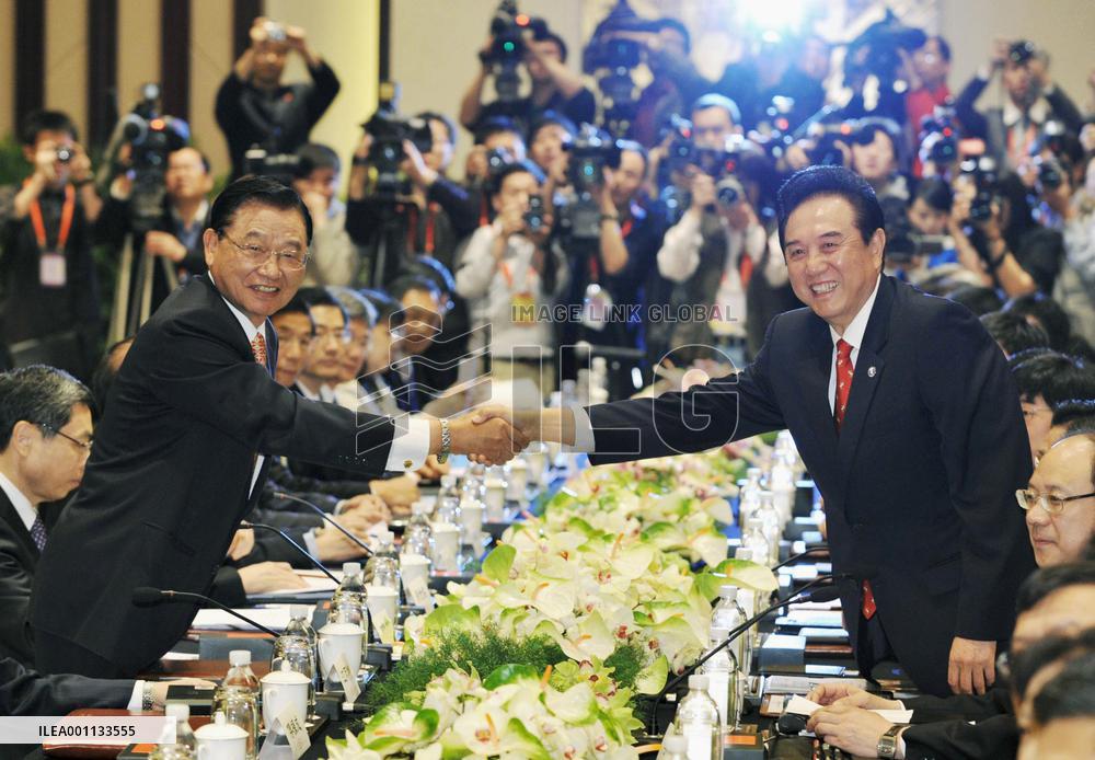 China, Taiwan ink accords on regular flights, financial services