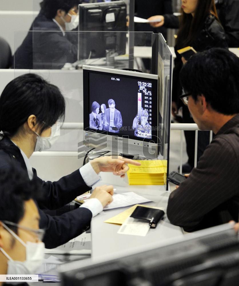 Quarantine checks for swine flu conducted at Kansai airport