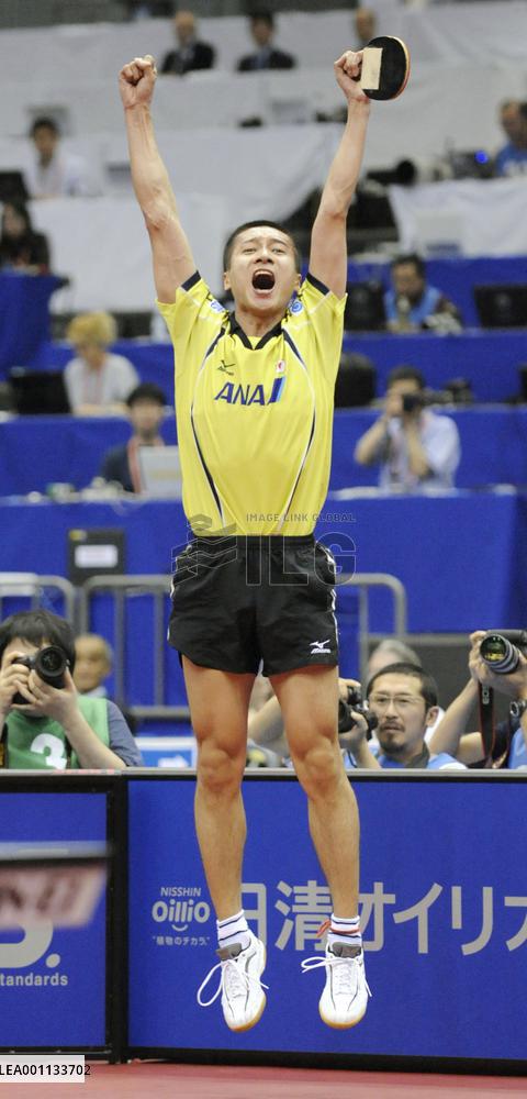 Japan's Yoshida advances to quarterfinals at world table tennis