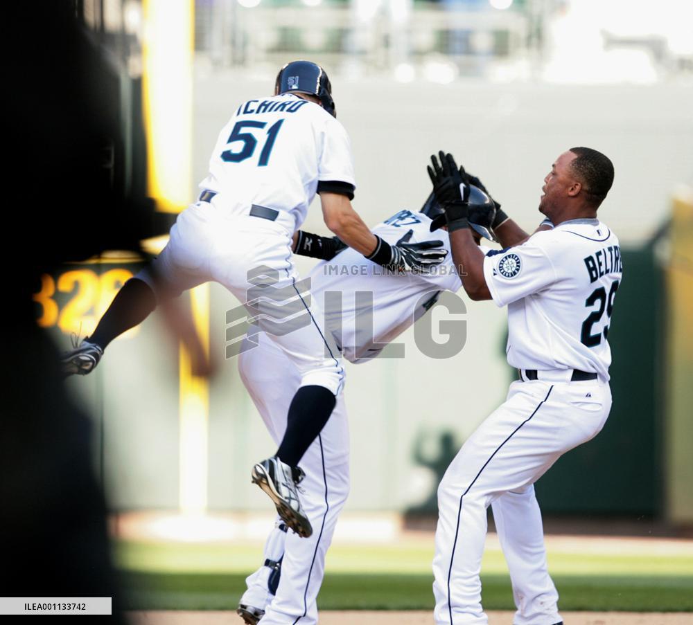 Mariners beat Athletics 8-7