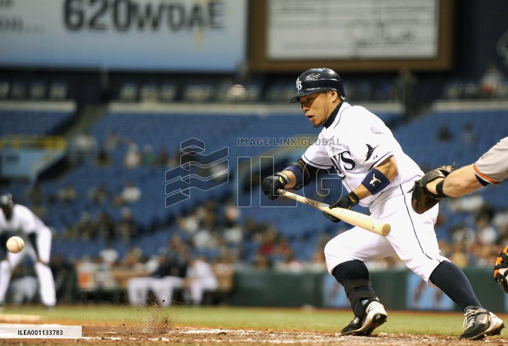 Rays' Iwamura lays down bunt single