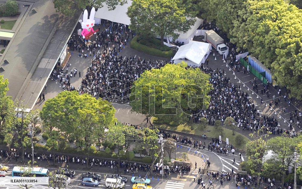 35,000 fans attend funeral of Japanese rock singer Imawano
