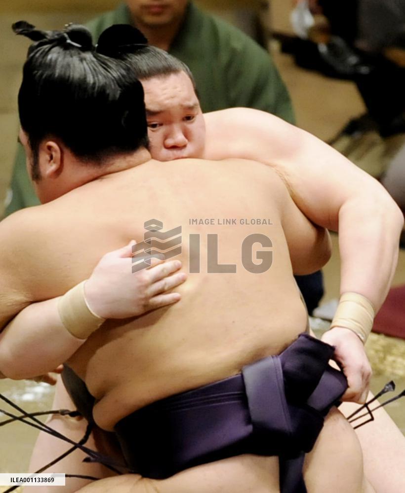 Hakuho, Asa post opening-day wins at summer sumo