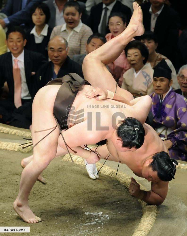 Hakuho remains unbeaten at summer tourney