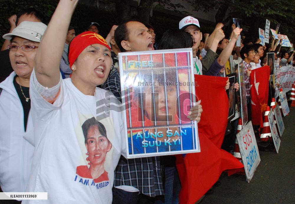 Myanmarese protest after Suu Kyi charged