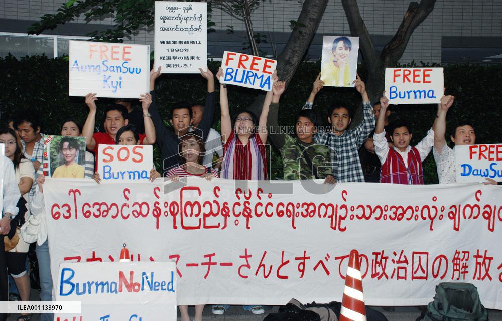 Myanmarese protest after Suu Kyi charged
