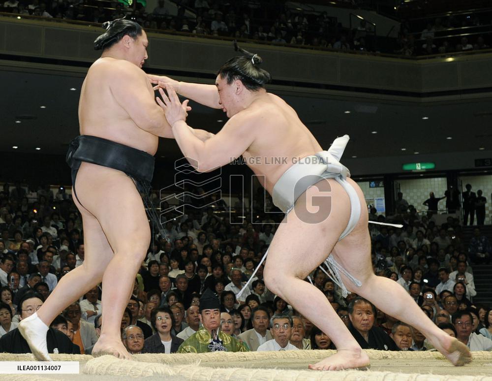 Harumafuji remains perfect at summer sumo