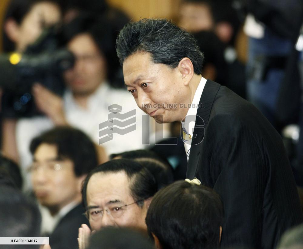 Hatoyama wins DPJ leadership to succeed Ozawa, beating Okada