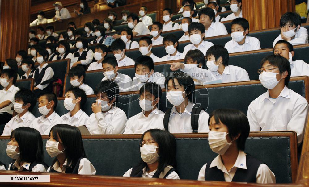 New-flu infections hit 135 in Japan, Aso seeks calm response