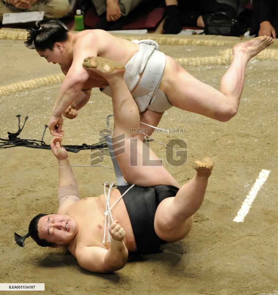 Asashoryu loses to Harumafuji at summer sumo