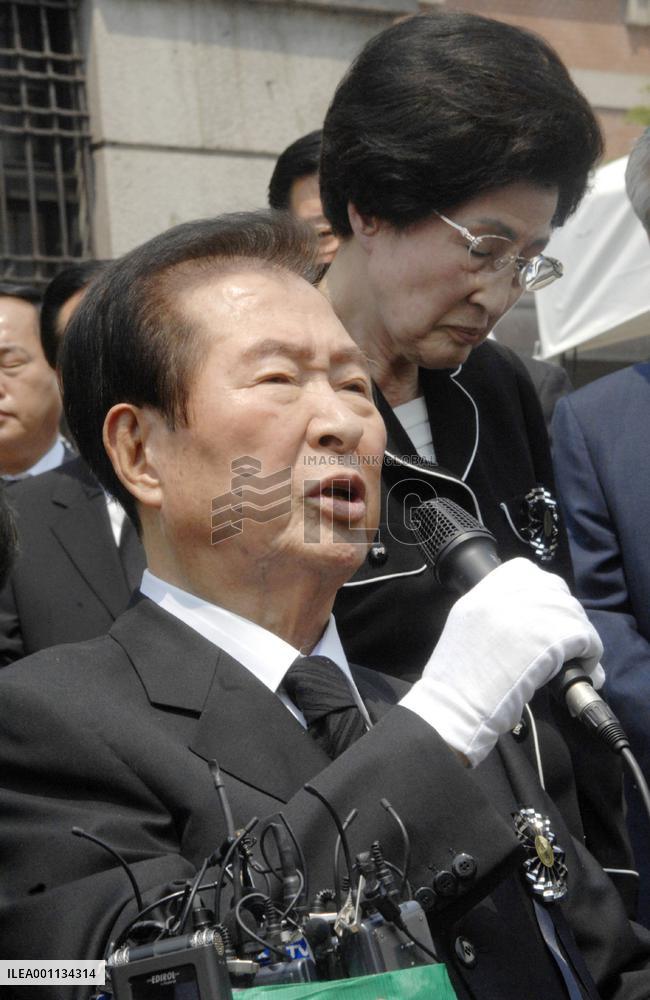 Kim Dae Jung prays for deceased Roh Moo Hyun in Seoul