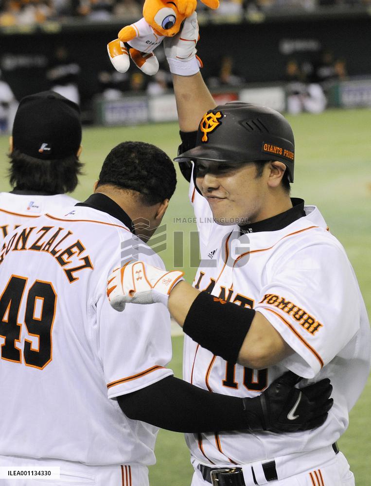 Giants beat Hawks 8-2