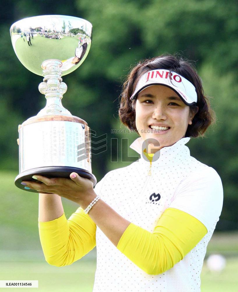 Jeon defends Resort Trust Ladies with record score