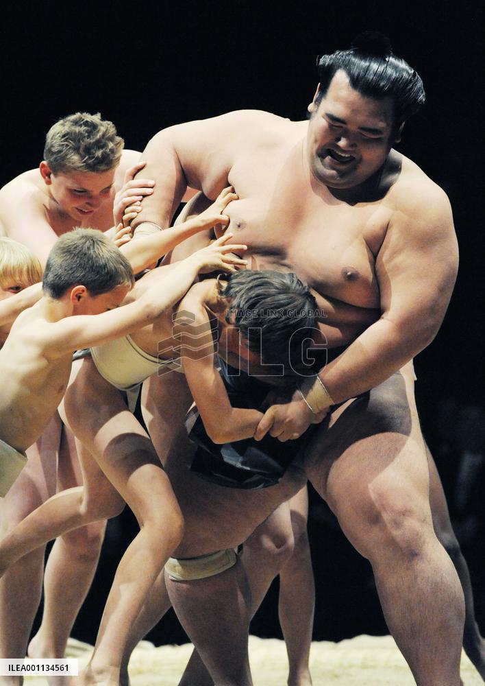 Japan sumo wrestler in child's play in Amsterdam