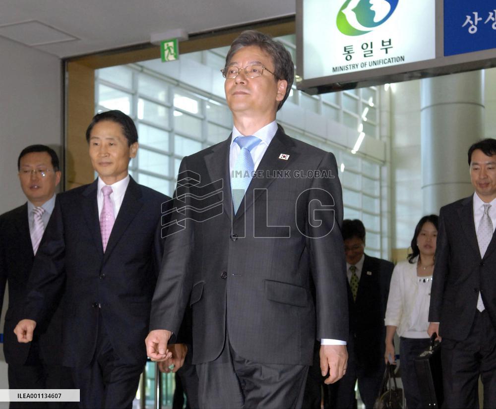 2 Koreas hold working-level talks on joint industrial complex