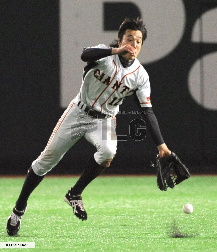 Giants centerfielder Suzuki in action vs Hawks