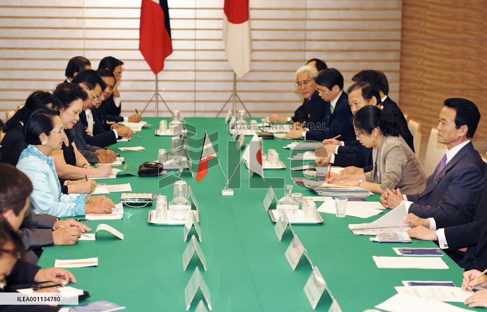 Philippine Pres. Arroyo talks with Japanese Prime Minister Aso