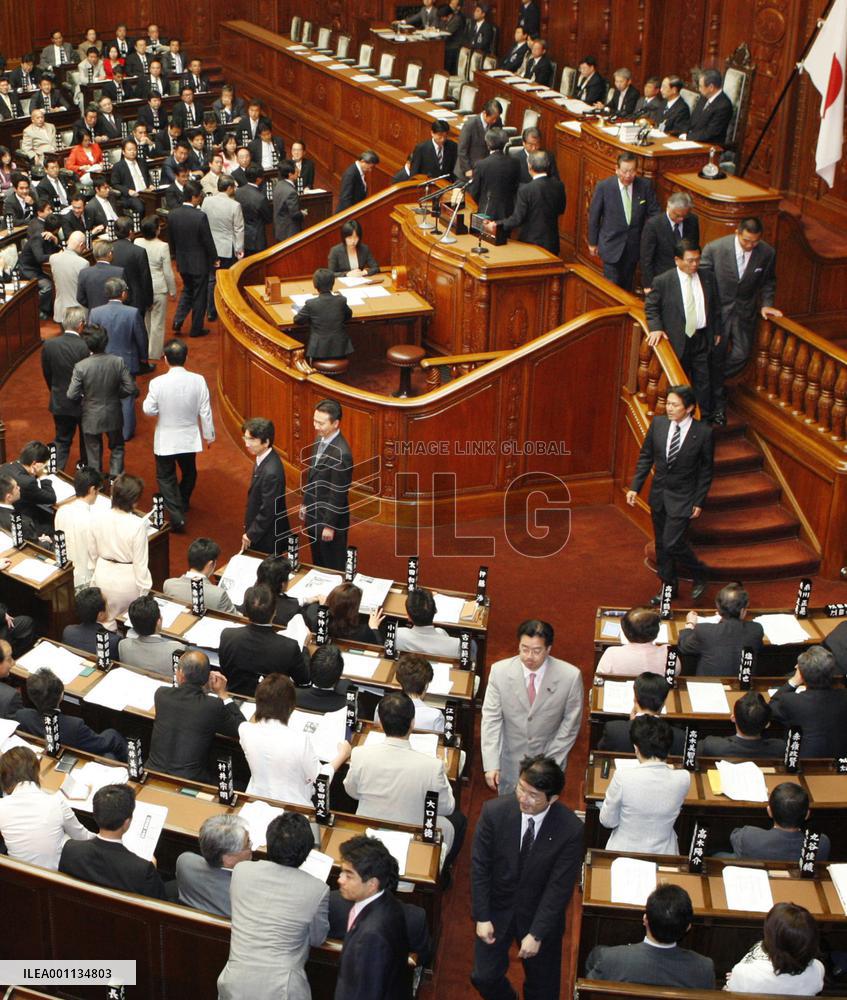 Antipiracy law authorizing SDF protection of any ship enacted