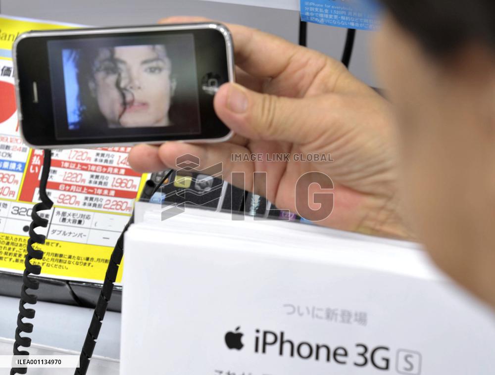 Softbank Mobile releases Apple's new iPhone in Japan