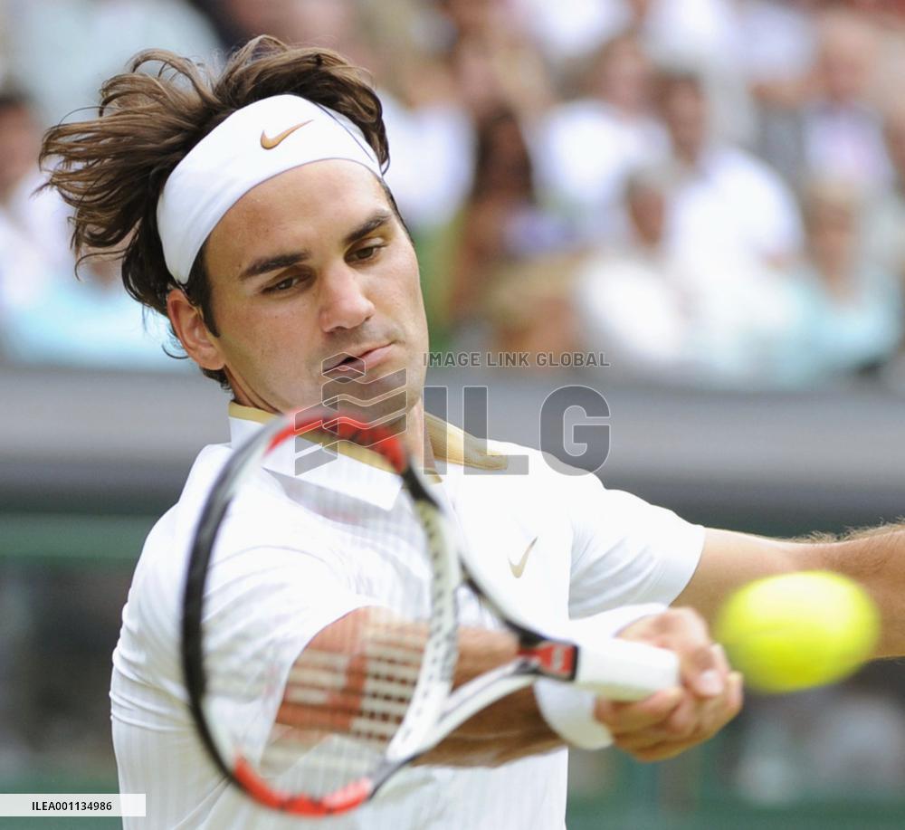 Federer marches into last 16 at Wimbledon tennis
