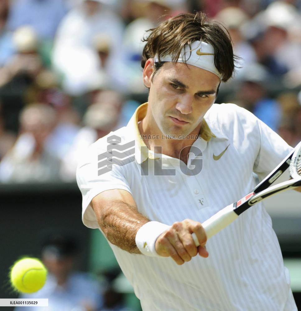 Federer marches into quarterfinals at Wimbledon