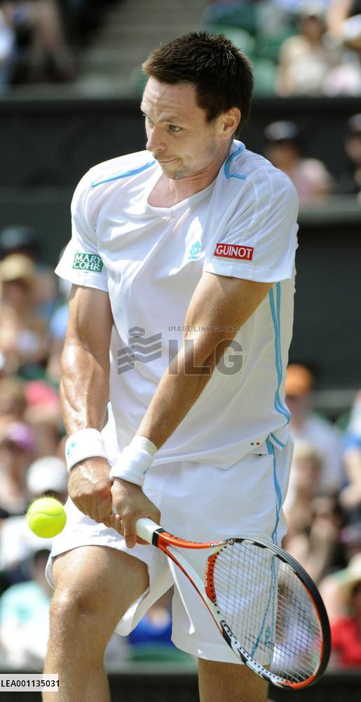 Federer marches into quarterfinals at Wimbledon