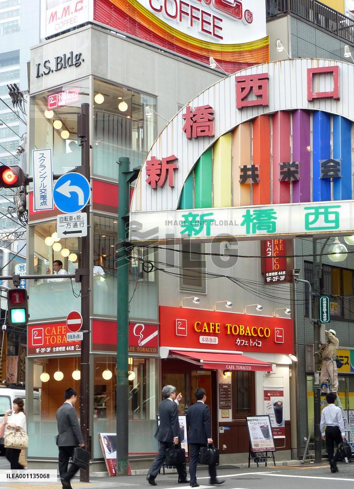 Shimbashi cafe booms as oasis for smokers