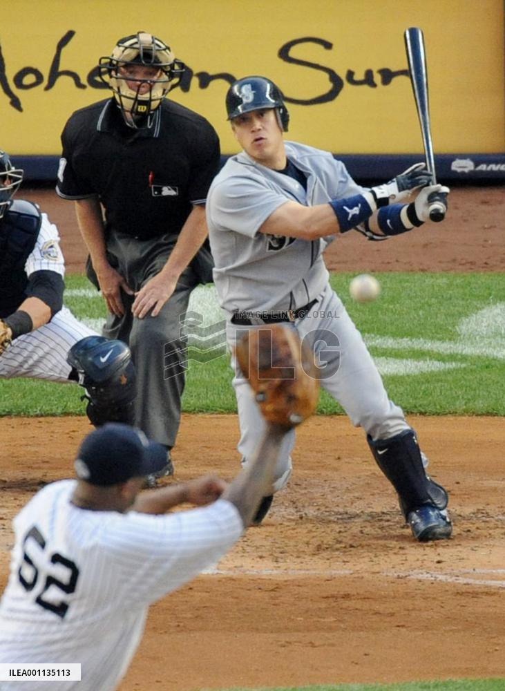 Seattle catcher Jojima hits single vs Yankees