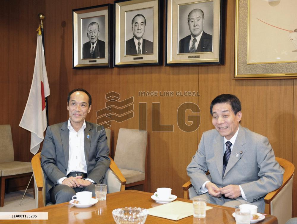 Miyazaki Gov. indecisive on LDP offer to run in election