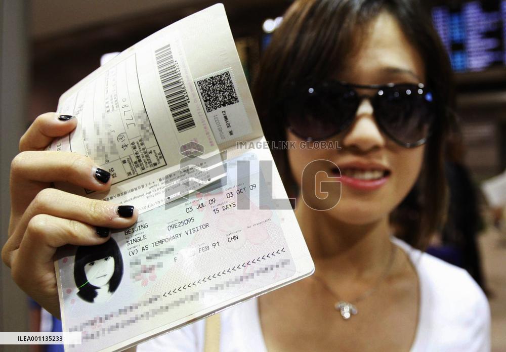 Chinese tourists on new individual travel visas arrive in Japan