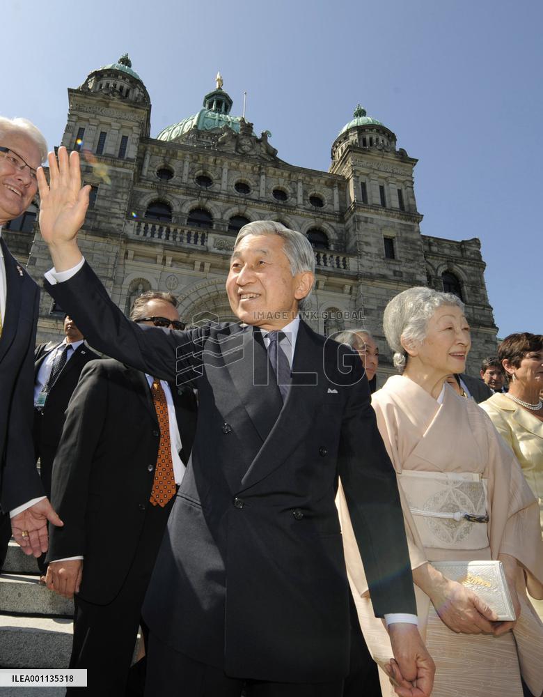 Emperor, empress greeted by people in Victoria
