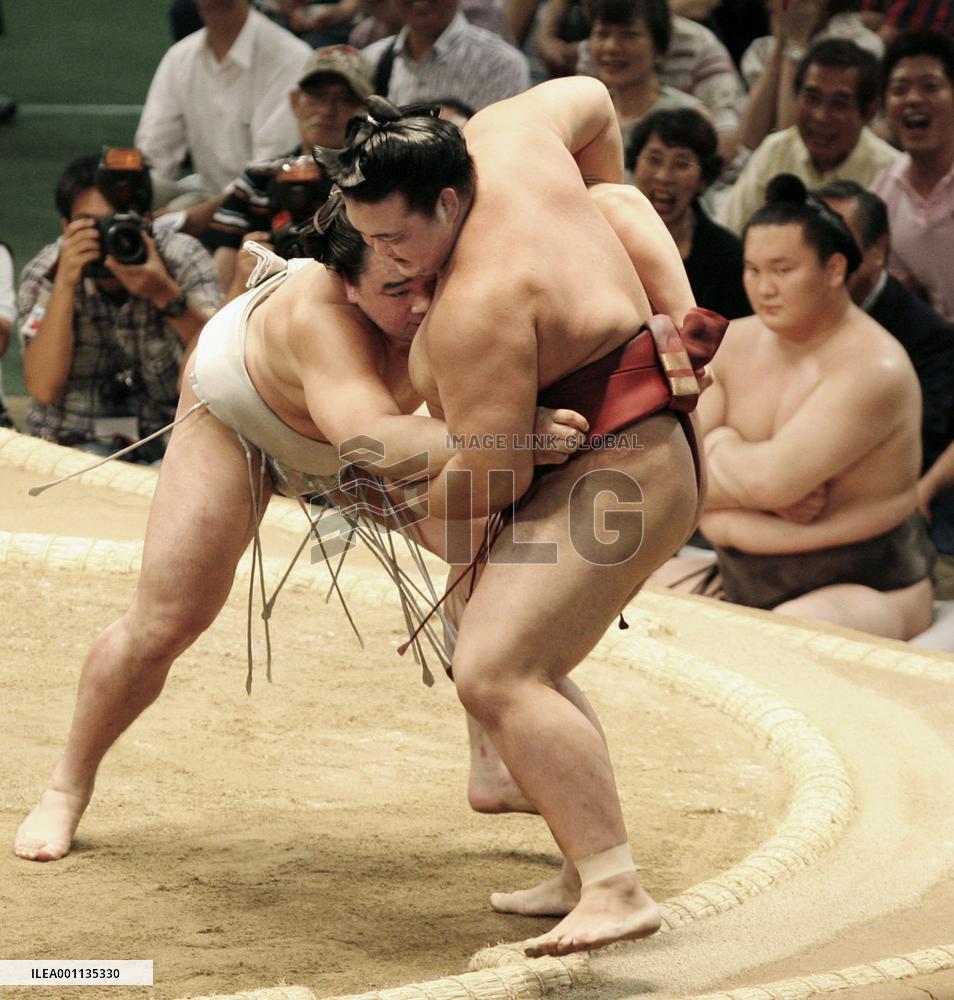 Harumafuji jump-starts yokozuna bid with win at Nagoya sumo