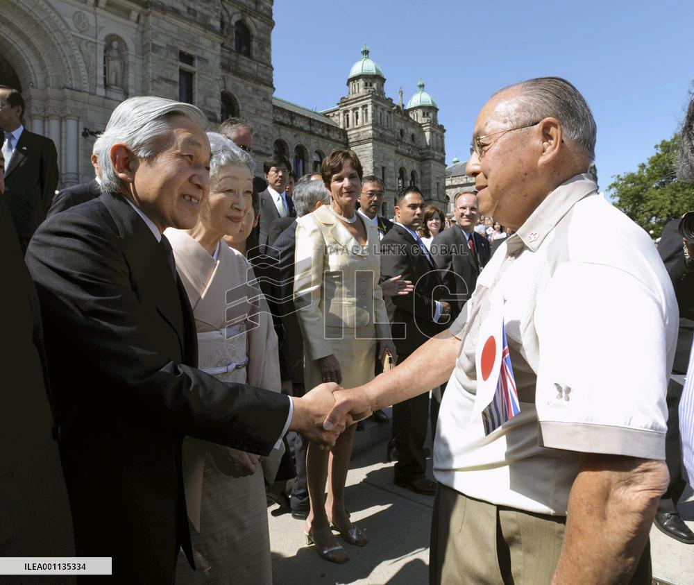 Emperor, empress meet Japanese-Canadian photographer