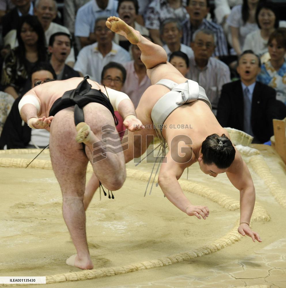 Harumafuji spoils yokozuna bid with 2nd defeat at Nagoya sumo